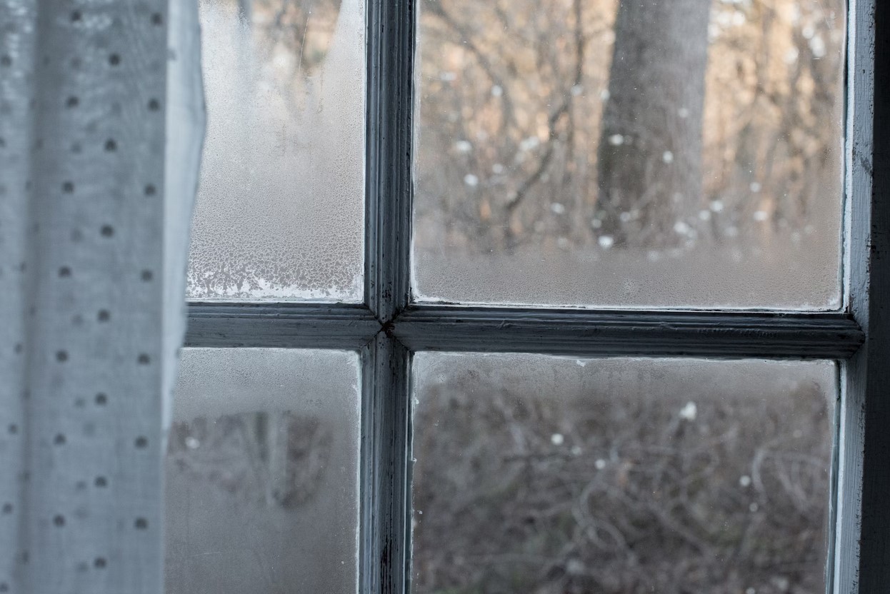fenêtre blanche en bois avec condensation