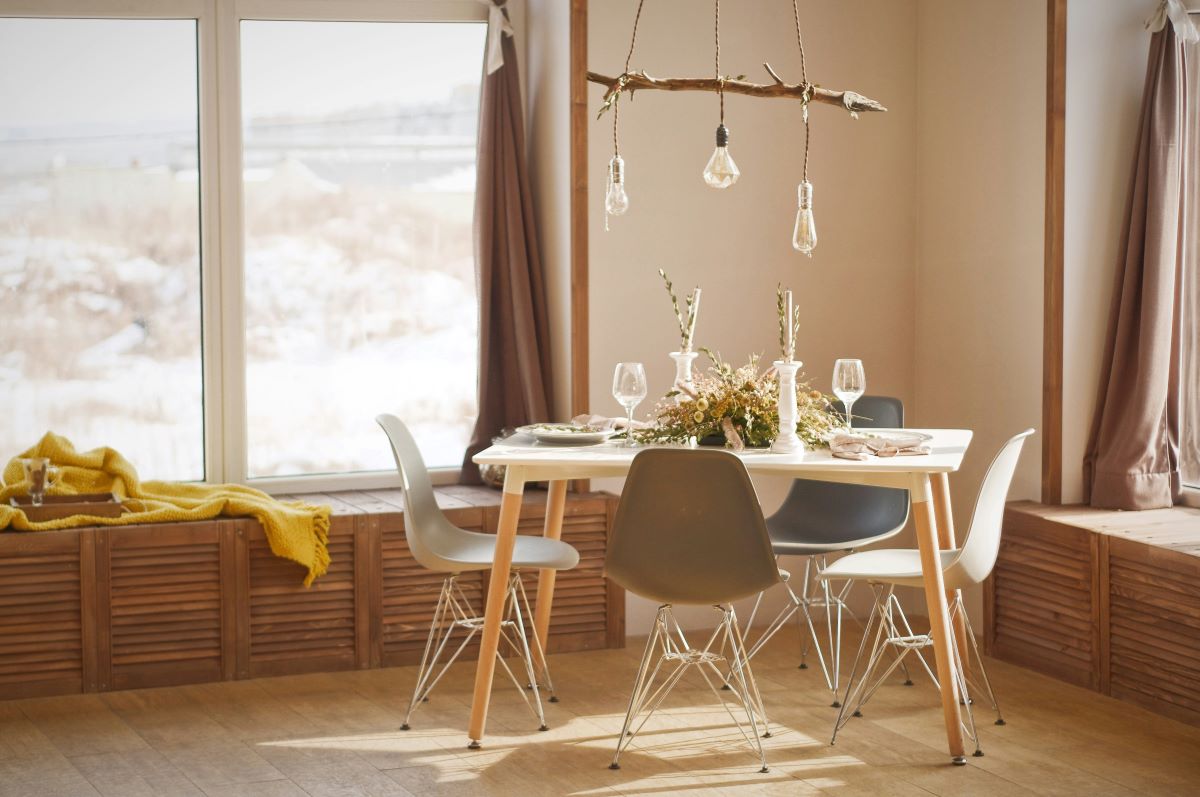 petite table à manger devant une grande fenêtre